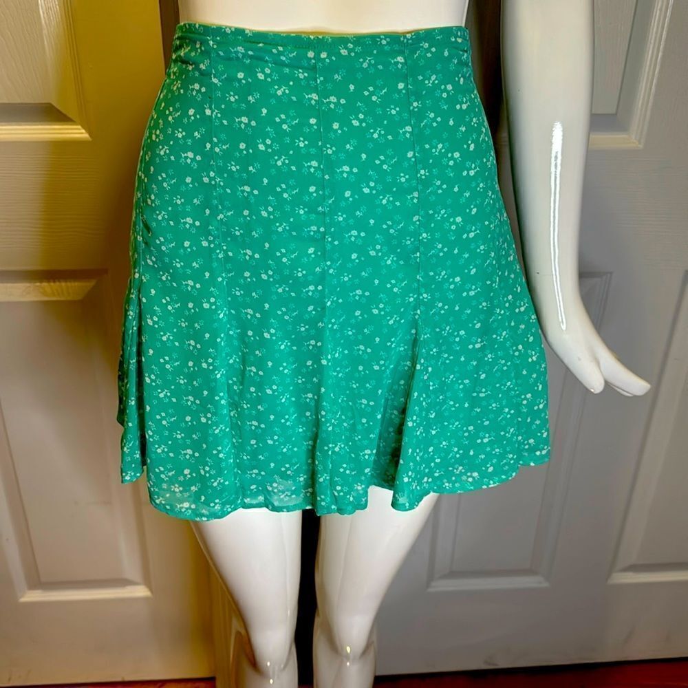 new HOLLISTER  ultra high rise pleated flirty skort